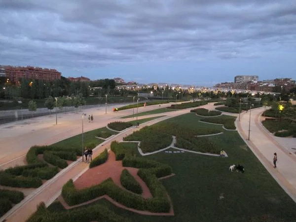 Lo largo del Paseo de los Pinos Lo largo del Paseo de los Pinos — Madrid (Espagne)