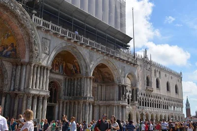 Entrée de la basilique