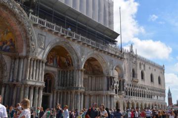 Entrée de la basilique