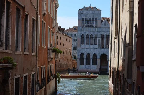 Vue d'un pont, avec passage d'un bâteau — Venise (Italie)