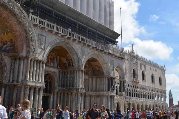 Entrée de la basilique — Basilique Saint-Marc (Italie)