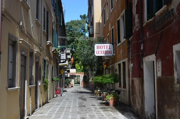 Rue à côté du parc Sarvognan — Venise (Italie)