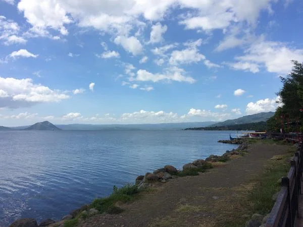 vue sur le lac et le volcan