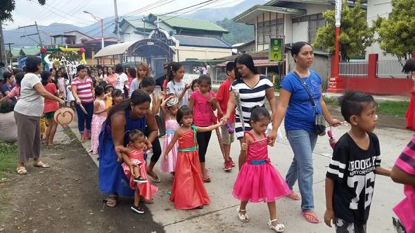 Les enfants lors du défilé Les enfants lors du défilé — Talisay (Philippines)