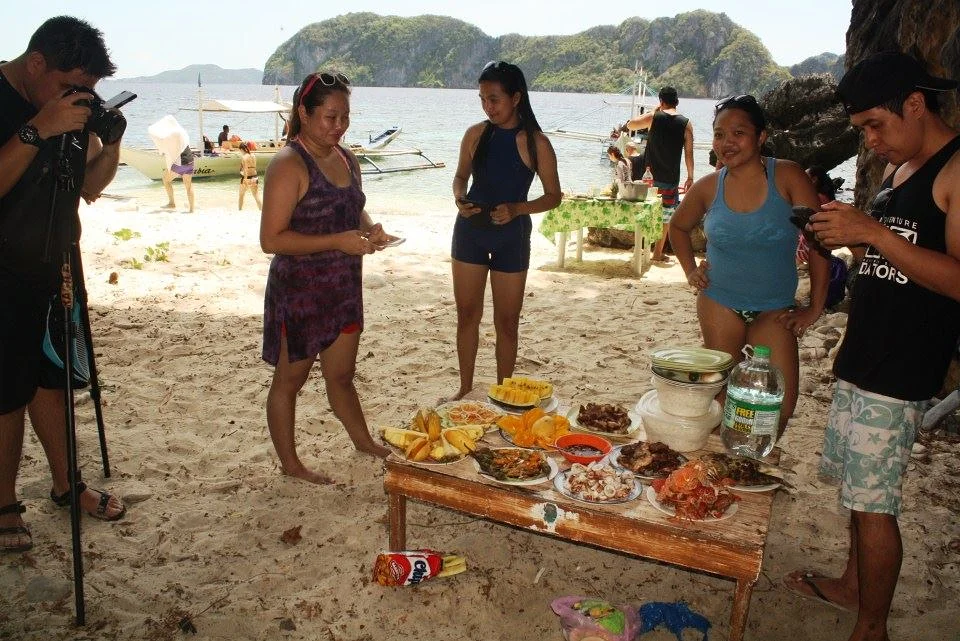 petit repas lors d'un island hoping (Philippines)