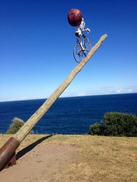 Cycliste squelette portant le monde — Bondi (Australie)