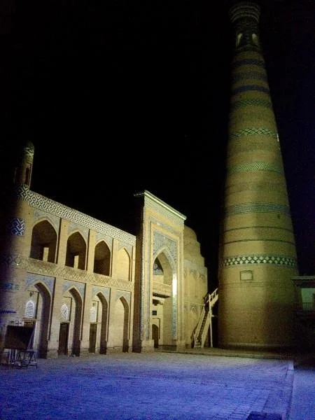 Minaret de nuit — Minaret et Mosquée Khodja (Ouzbékistan)
