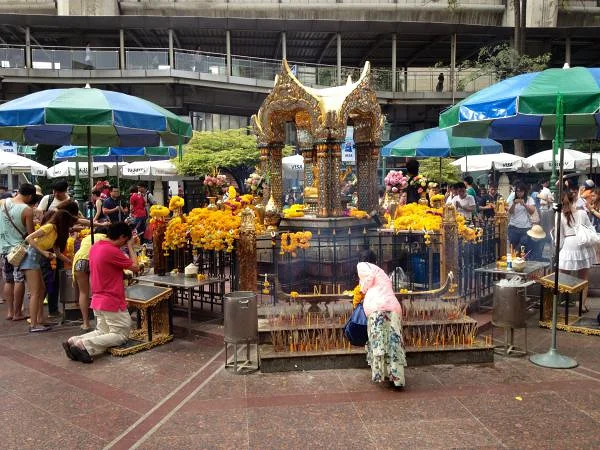 Rituels bouddhiste Rituels bouddhiste — Bangkok (Thaïlande)
