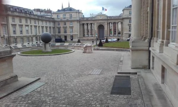 La cour — Paris (France)