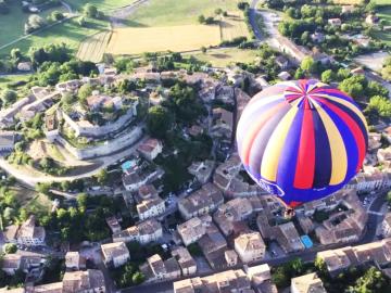 Survol de Forcalquier en Montgolfière