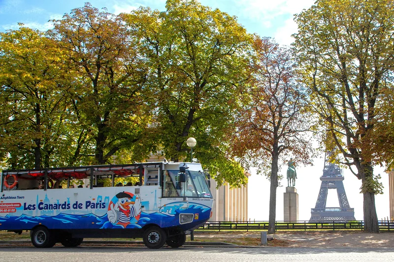 Ballade commentée en Bus à Paris — Bus Amphibie Canards de Paris (France)
