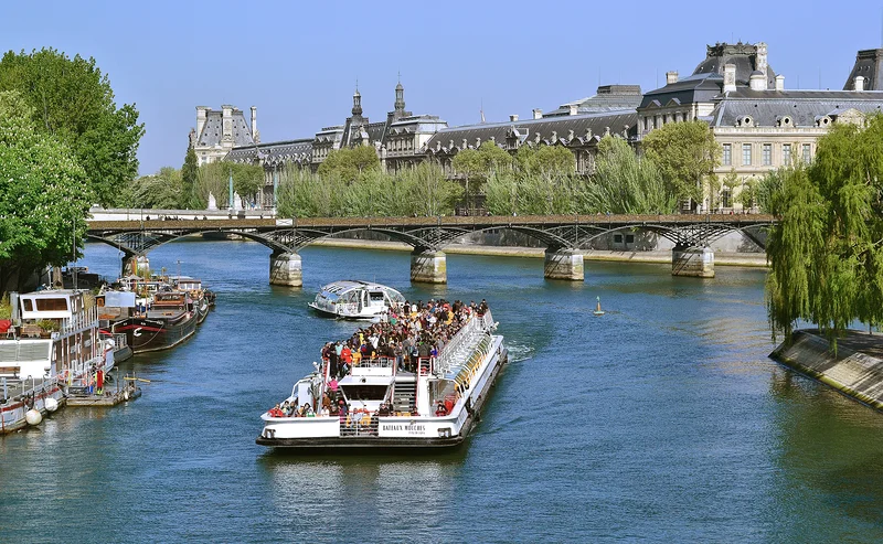 Bateau mouche sur la Seine ©Juan Enrique Gilardi — Croisières en Bateaux-Mouches à Paris (France)