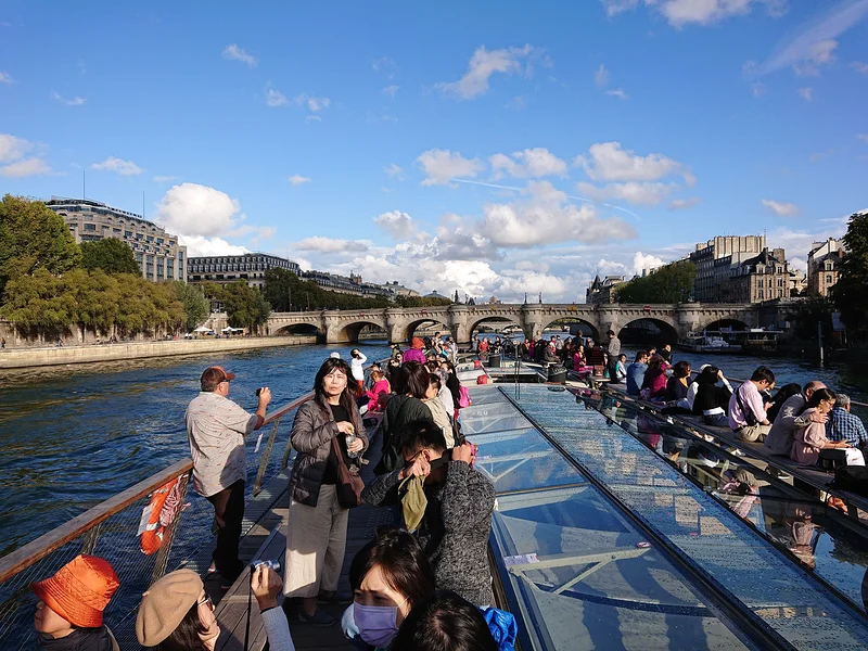 Sur le pont d'un Bateau Mouche à Paris ©Cheng en Cheng — Croisières en Bateaux-Mouches à Paris (France)