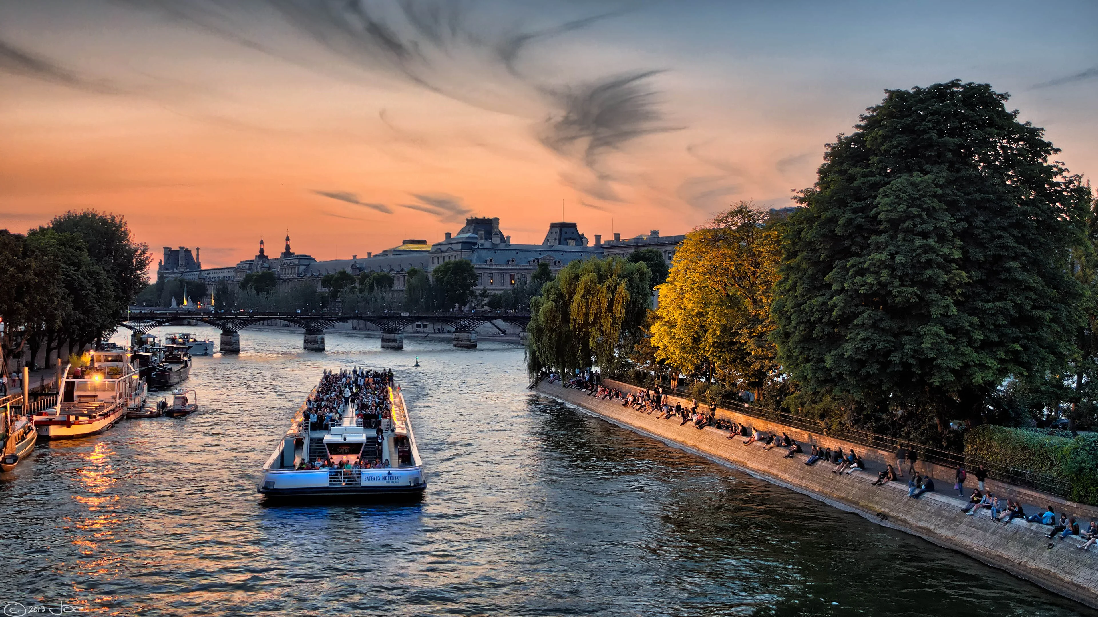 Bateaux Mouches, le soir ©Joe deSousa