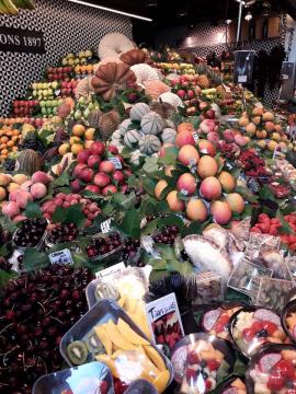 une montagne de fruits à la boqueria