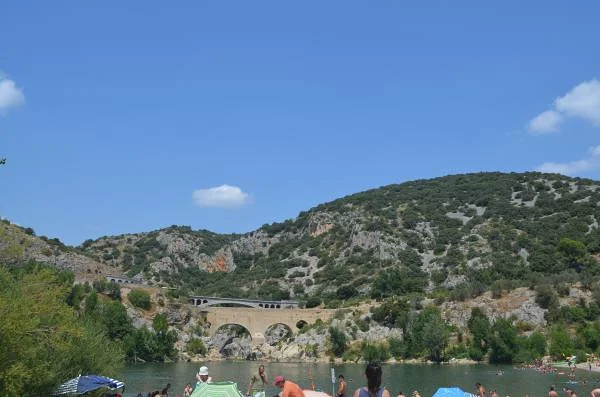 Pont du diable et garrigue — Pont du Diable de Saint-Jean-de-Fos (France)