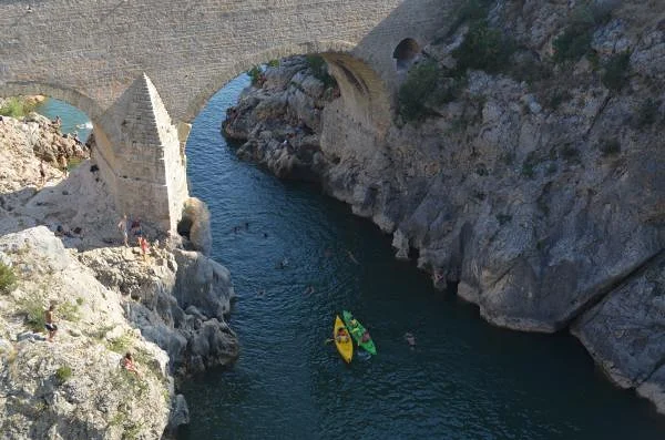 Canoës — Pont du Diable de Saint-Jean-de-Fos (France)