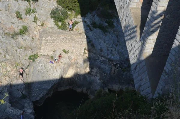 Les plongeurs — Pont du Diable de Saint-Jean-de-Fos (France)