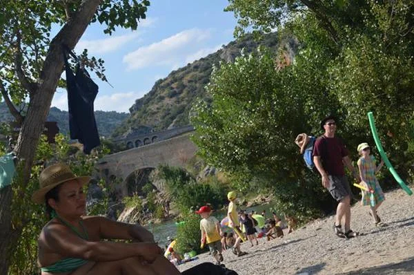 sous les arbres — Pont du Diable de Saint-Jean-de-Fos (France)