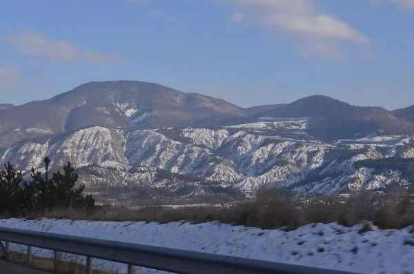 Montagnes partiellement enneigées