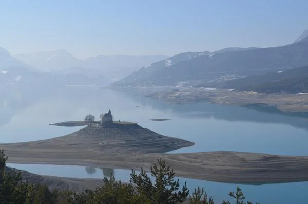 La chapelle Saint-Michel — Lac de Serre-Ponçon (France)