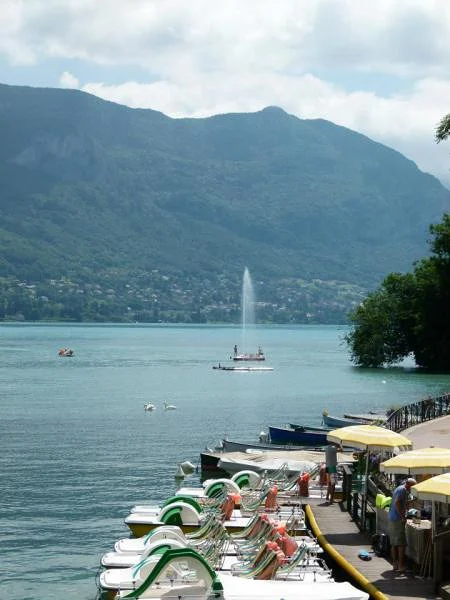 Pédalos à quai — Annecy (France)