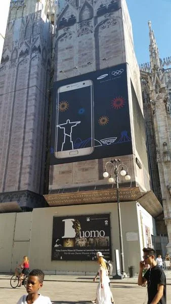 de la pub sur le duomo, sacrilège!! — Milan (Italie)