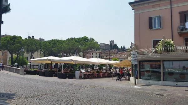 restaurant au bord du port — Desenzano del Garda (Italie)