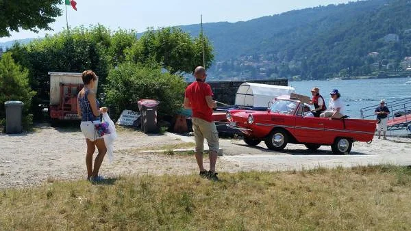 sortie de la voiture amphibie — Stresa (Italie)