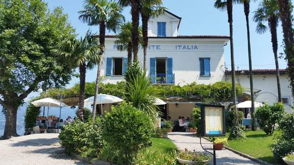 restaurant et végétation de palmiers — Stresa (Italie)