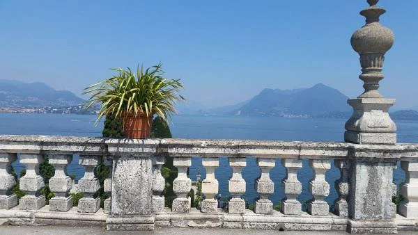 vue sur la rive du lac — Verbania (Italie)
