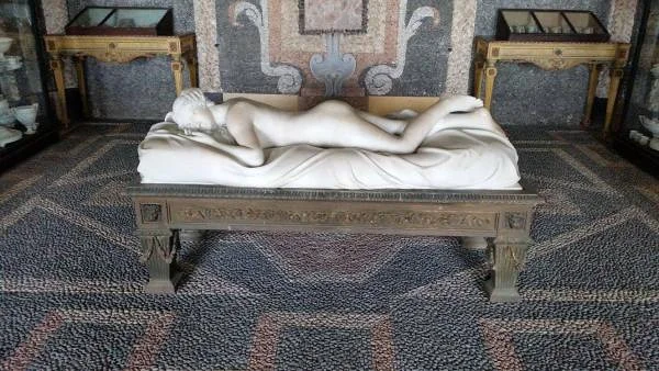 18 — Palazzo Borromeo (Italie)