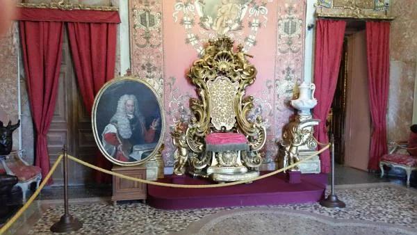 32 — Palazzo Borromeo (Italie)