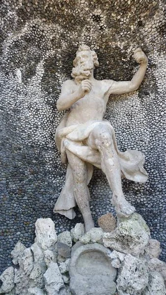 Des statues en pierre — Jardin botanique de l'Isola Bella (Italie)