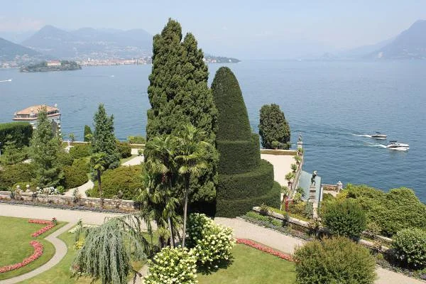 Le lac au pied des montagnes — Jardin botanique de l'Isola Bella (Italie)
