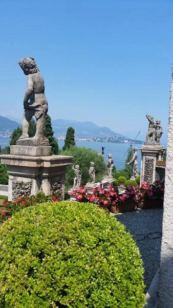 Statues sur piedestal — Jardin botanique de l'Isola Bella (Italie)
