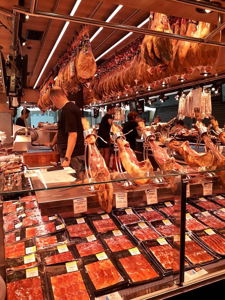le fameux jambon ibérique — Marché de la Boquería (Espagne)