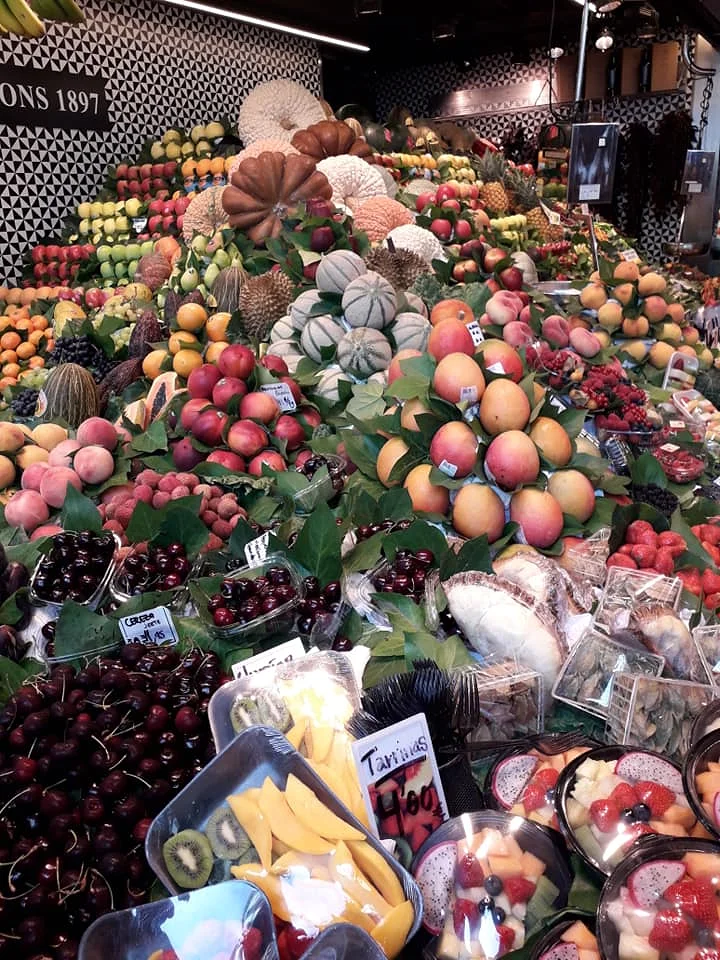 une montagne de fruits à la boqueria — Marché de la Boquería (Espagne)