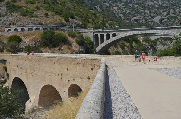 Arches du pont du Diable Arches du pont du Diable — Pont du Diable de Saint-Jean-de-Fos (France)