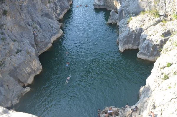 Des nageurs dans le fleuve Des nageurs dans le fleuve — Pont du Diable de Saint-Jean-de-Fos (France)