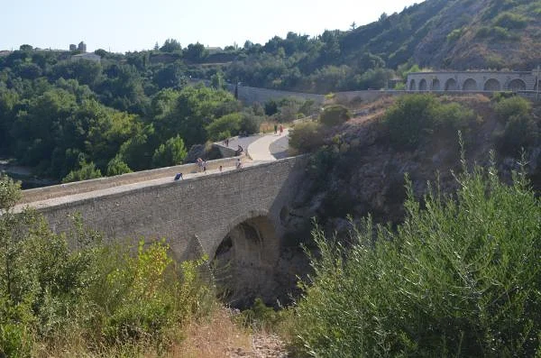 Vue depuis l'autre rive Vue depuis l'autre rive — Pont du Diable de Saint-Jean-de-Fos (France)
