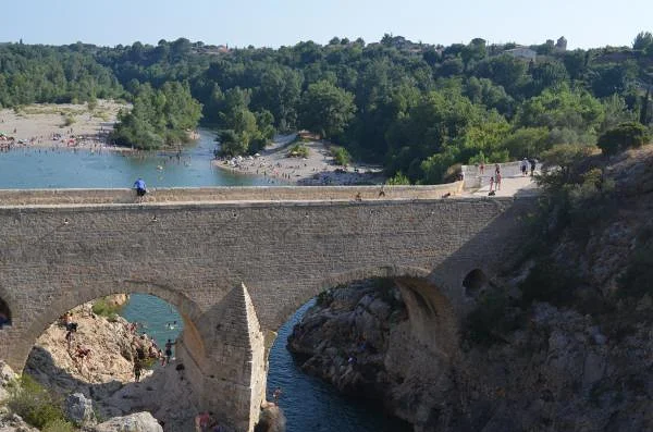 Un pont médiéval tout en pierre Un pont médiéval tout en pierre — Pont du Diable de Saint-Jean-de-Fos (France)