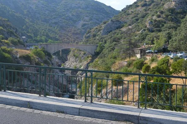 Vue depuis le nouveau pont Vue depuis le nouveau pont — Pont du Diable de Saint-Jean-de-Fos (France)