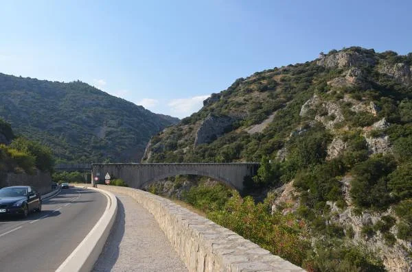 Bord de la route Bord de la route — Pont du Diable de Saint-Jean-de-Fos (France)