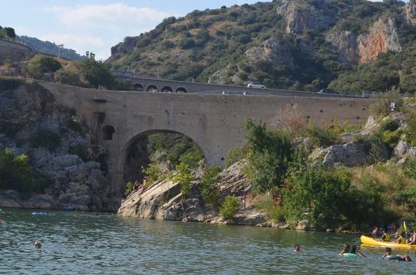 Vue du pont depuis la plage Vue du pont depuis la plage — Pont du Diable de Saint-Jean-de-Fos (France)