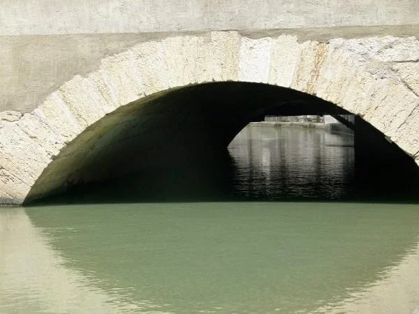 l'eau qui coule sous un pont l'eau qui coule sous un pont — Annecy (France)