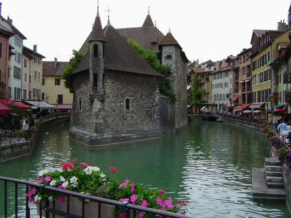 Ilôt sur le Thiou Ilôt sur le Thiou — Palais de l'Isle (France)