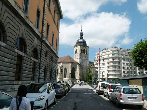 Rue d'Annecy Rue d'Annecy — Église de Saint-Maurice (France)
