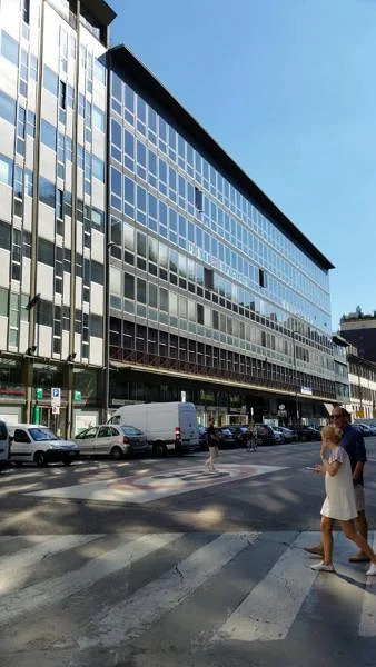 immeuble sortie de métro san babila — Piazza San Babila (Italie)