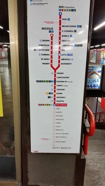 carte de métro rouge — Milan (Italie)